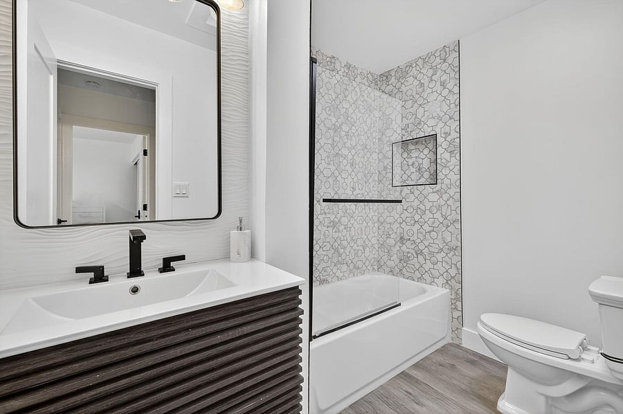 Bathroom 1 with tub