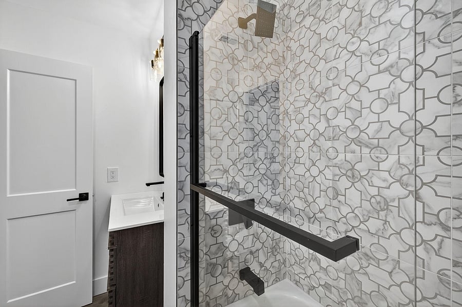 Bathroom 1 with tub