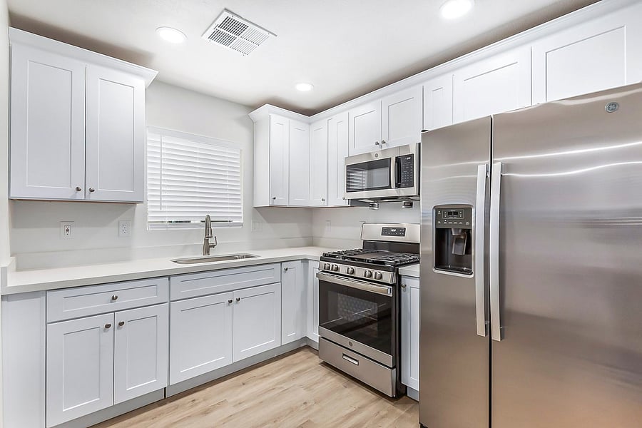 Kitchen with Gas Stove  and full zi