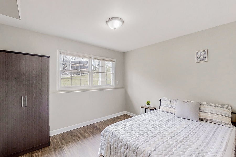 Bright and spacious room
