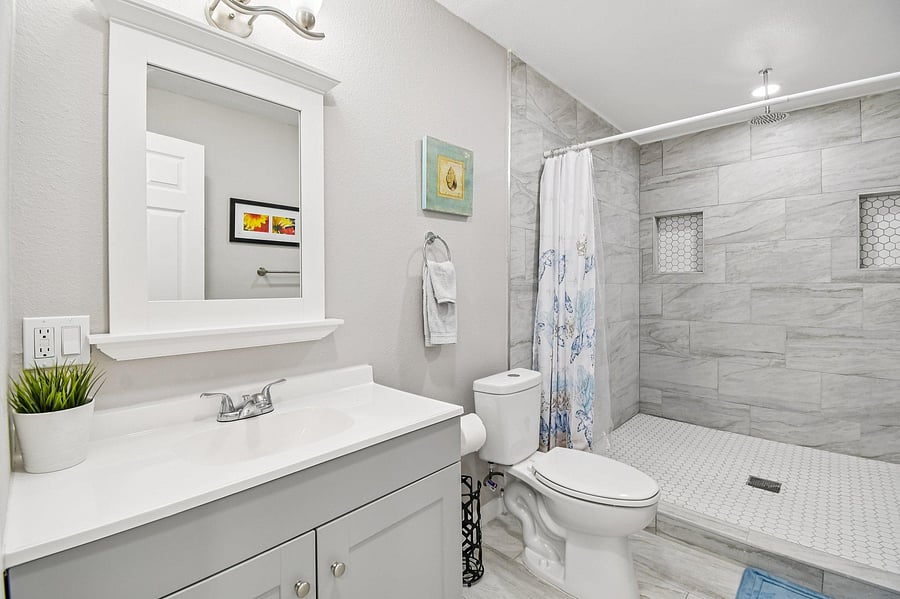 Large Bathroom for 7 & 8 - Entry