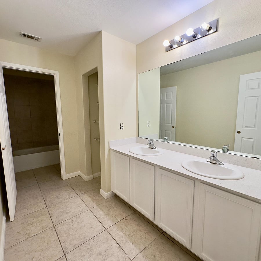 SHARED TOILET UPSTAIRS