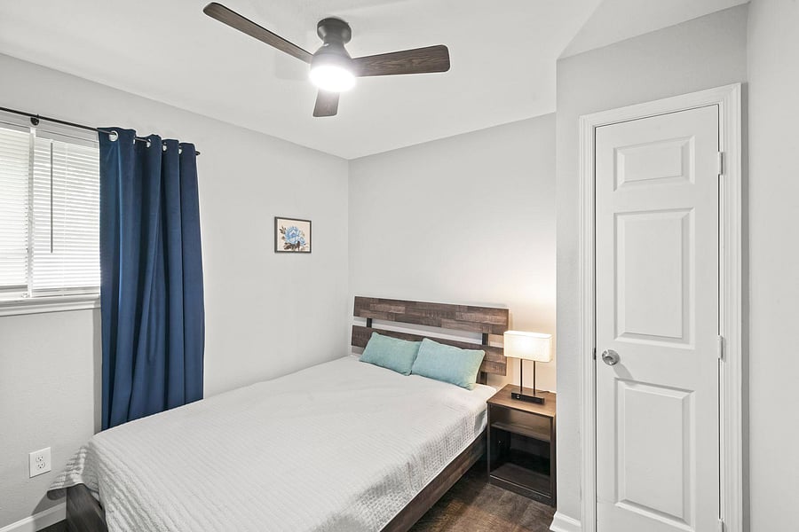 Room 2: Reach-in closet & Remote controlled ceiling fan