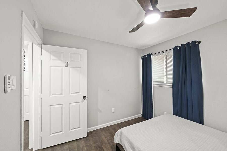 Room 2: Wrap around black-