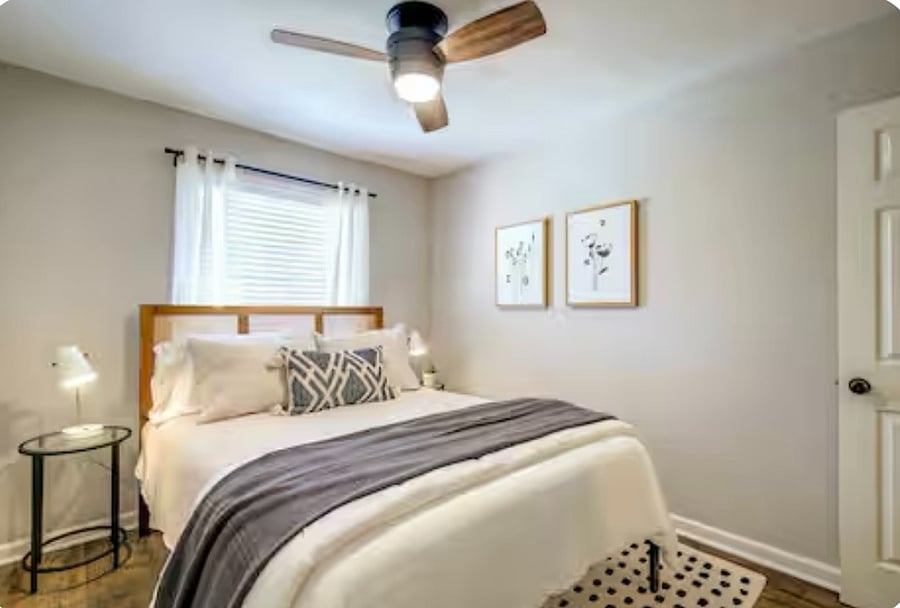2nd bedroom, queen bed
