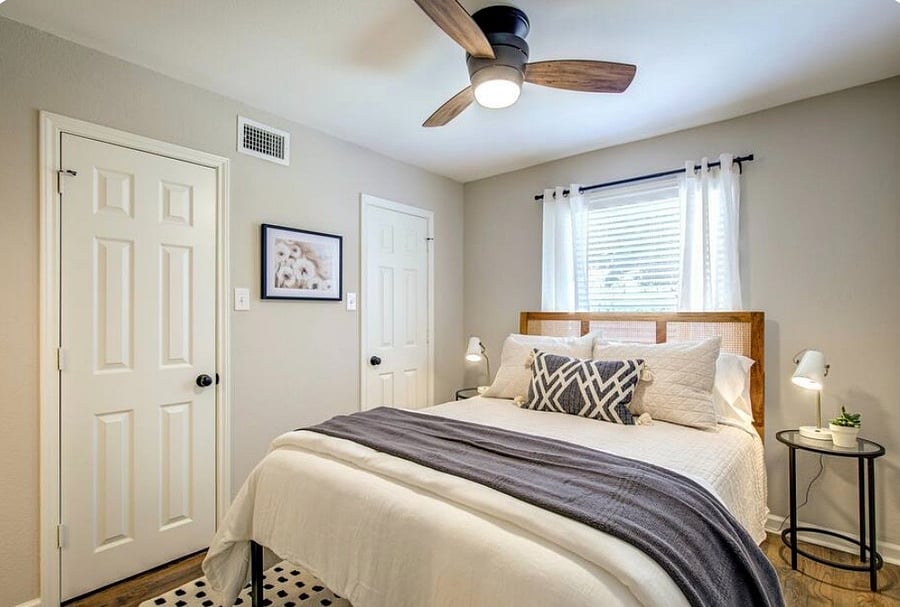 2nd bedroom, queen bed