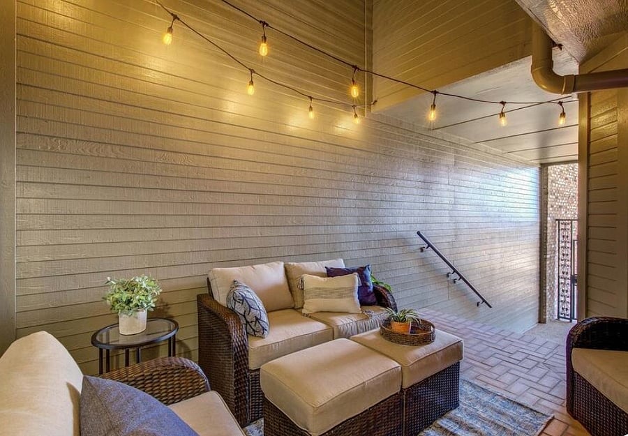 Courtyard with TV.