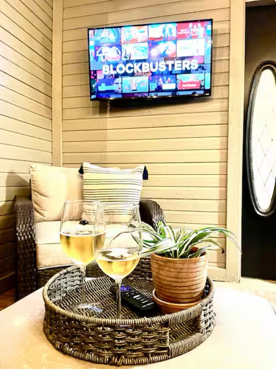 Courtyard with TV.