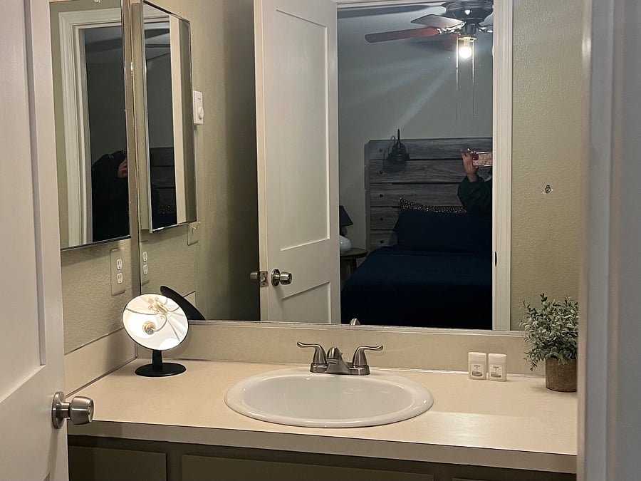 En suite bath attached to main bedroom