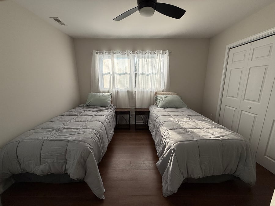  Bedroom with two twin beds