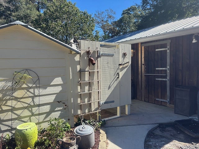 Nothing is better than an outdoor shower as the sun sets or rises. Rinse off after your walk on the beach with hot/cold water.