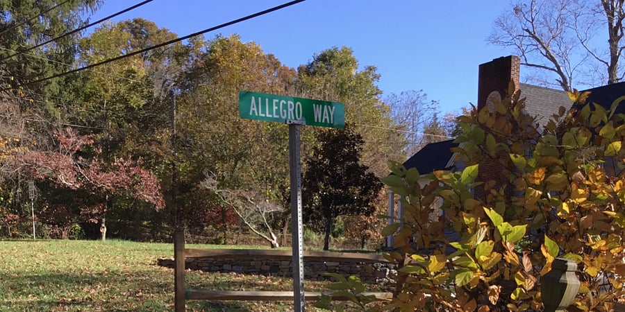 Street sign signaling driveway entrance