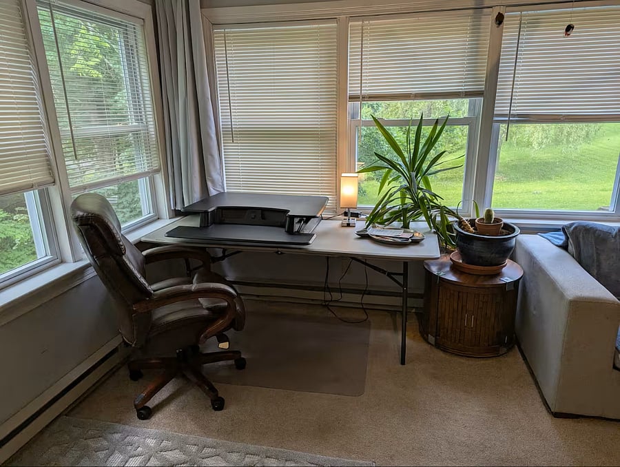 Workspace with adjustable standing desk