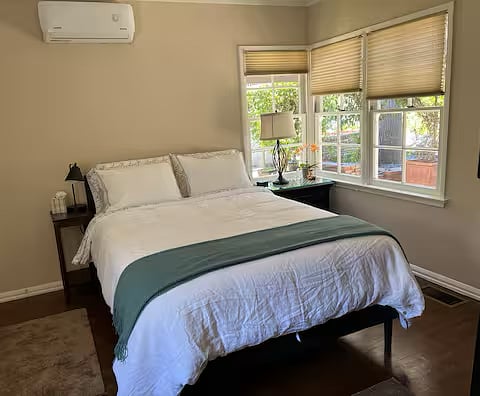 Queen size bed in this cozy room. 
