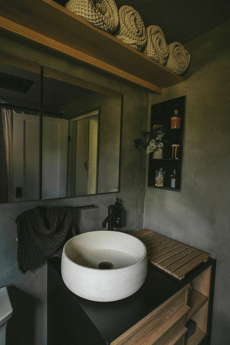 bathroom with tadelakt plaster walls.