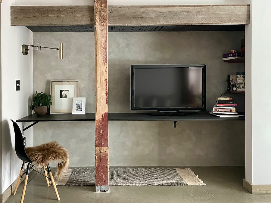 desk area with tv and fast internet.