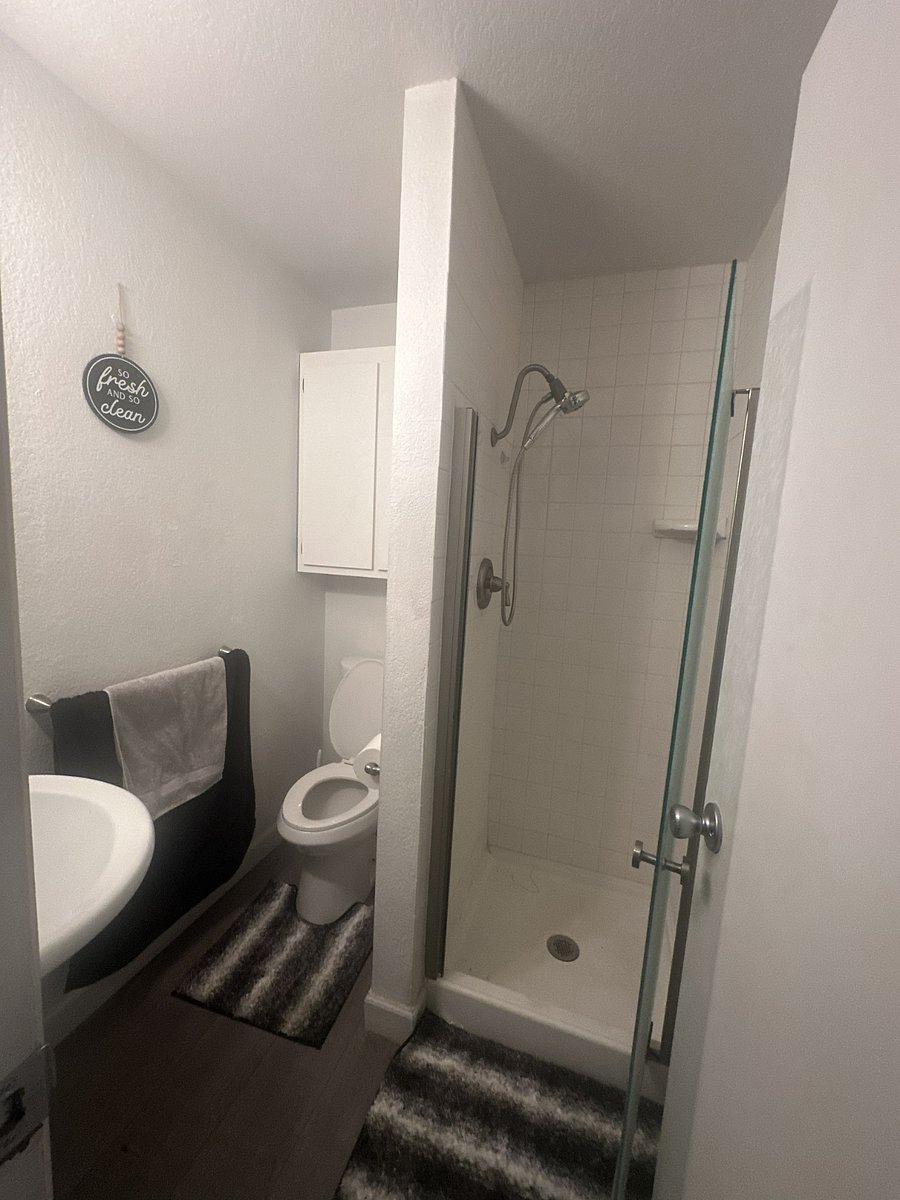 Main Bathroom with shower