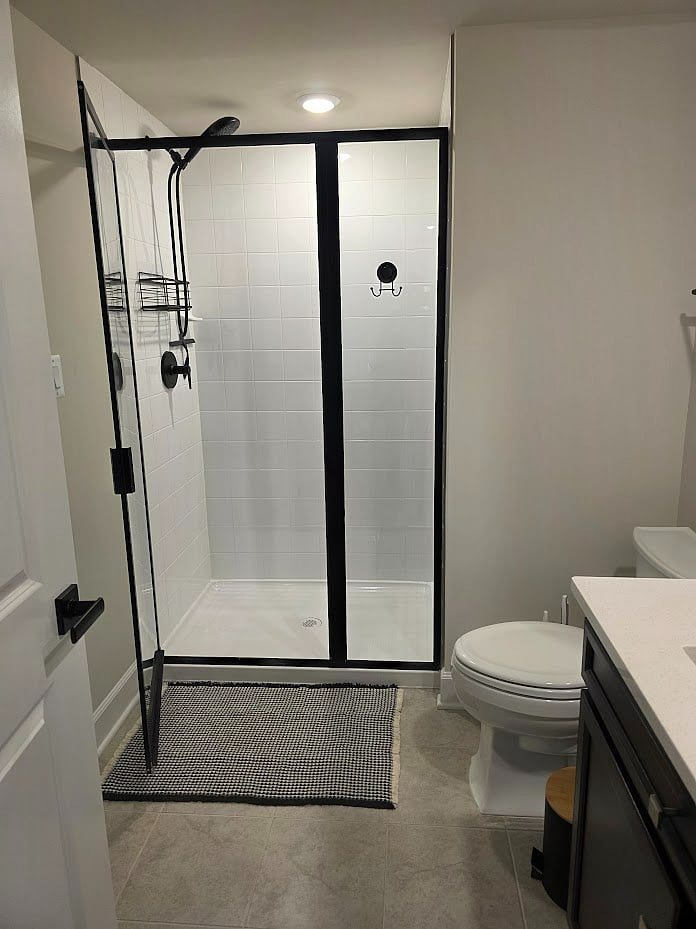 Spacious shower with adjustable showerhead with great water pressure!