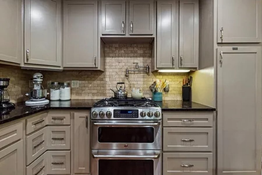 Kitchen - double ovens, cusom cabinets, pot filter, granite counters