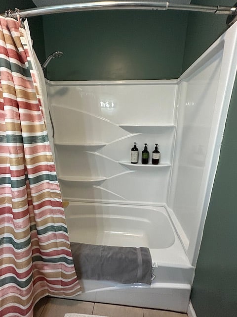 Tub & shower with essentials