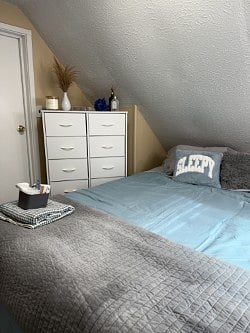 ROOM 2
 
-Queen-size bed 
-Duvet + Quilt
-Smart TV 
-Nightstand
-Wall mirror
-Full Dresser
-Storage cubes
-Window w/ blinds
-Laundry + waste basket
