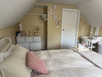 ROOM 3
 
-Queen-size bed 
-Duvet + Quilt
-Smart TV roku
-Vanity + rolling chair
-Nightstand
-Body-length mirror
-Full Dresser
-Garment rack w/ hangers
-Storage Shelf
-Window + light filtering curtains
-Laundry + waste basket