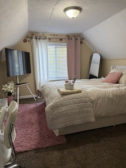 ROOM 3 
A balance of spacious & luxurious for those desiring pampered relaxation between long shift. 
