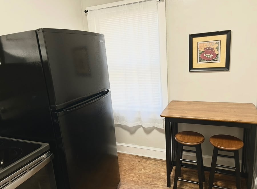 Full kitchen with small eat in area