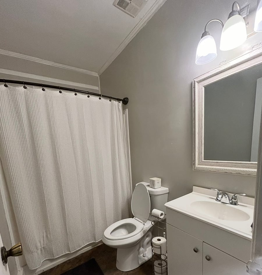 Bathroom with tub shower