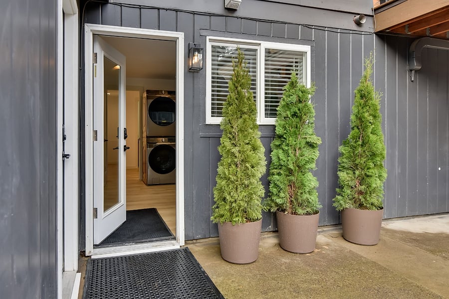 Share exterior entrance to units 4 and 6, as well as the laundry room.