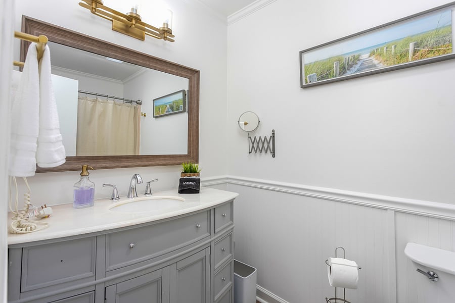 In-suite private full size bathroom (Accessible to only Bedroom 1)