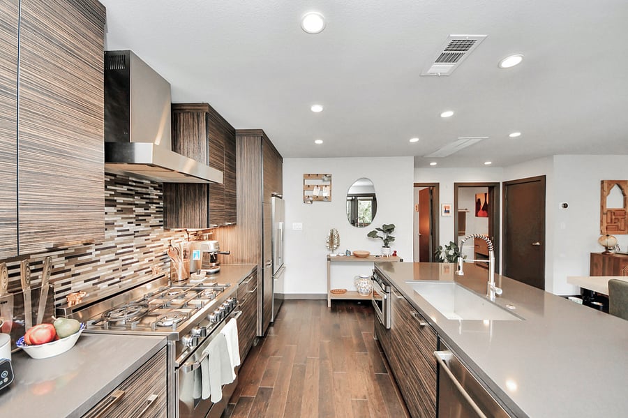 Cook like a pro on this professional-grade stainless steel gas range, complete with a built-in griddle and heavy-duty burners.