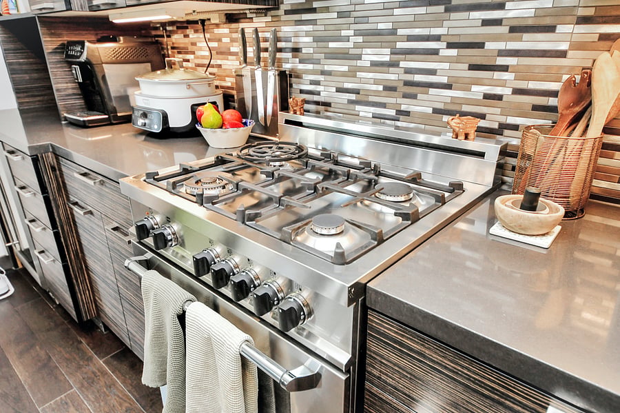 Cook like a pro on this professional-grade stainless steel gas range, complete with a built-in griddle and heavy-duty burners.