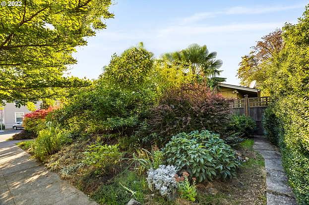 Corner unit with tons of foliage for privacy