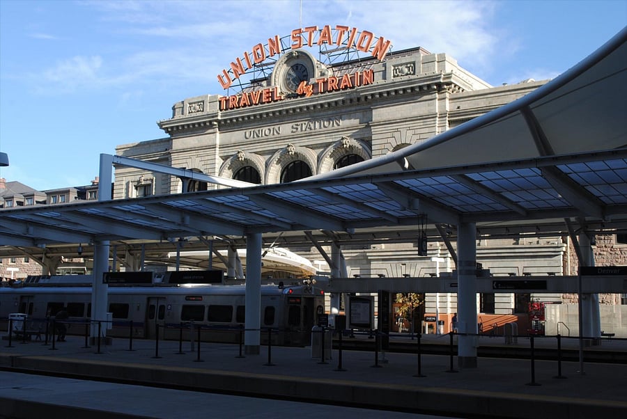Walk to Union Station (3 blks)