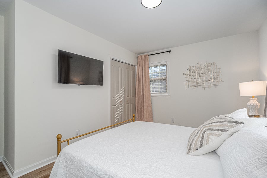 Queen bed- primary suite