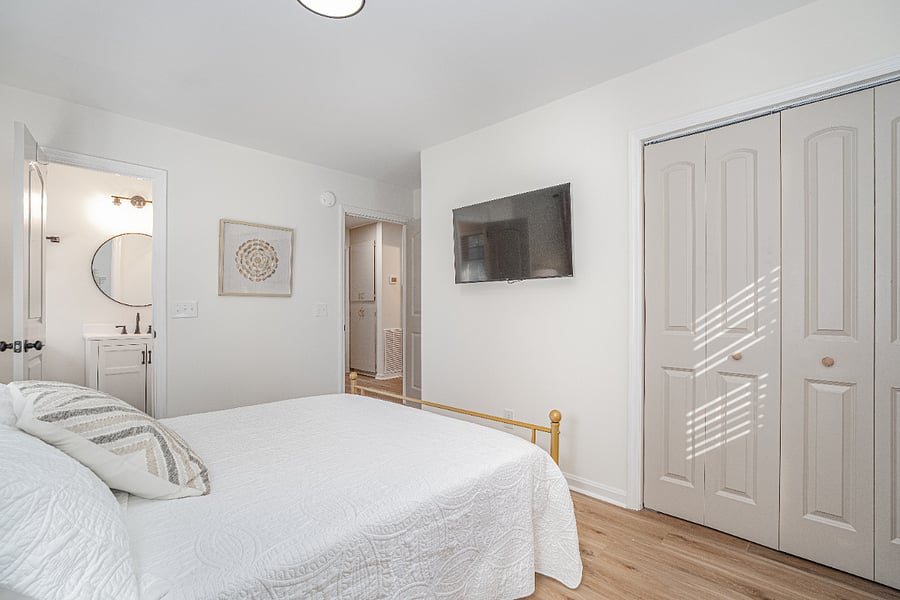 Queen primary suite