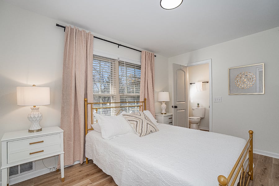 Queen primary suite