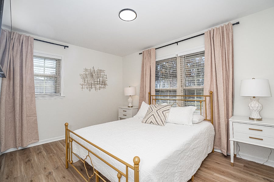 Queen bed-primary suite