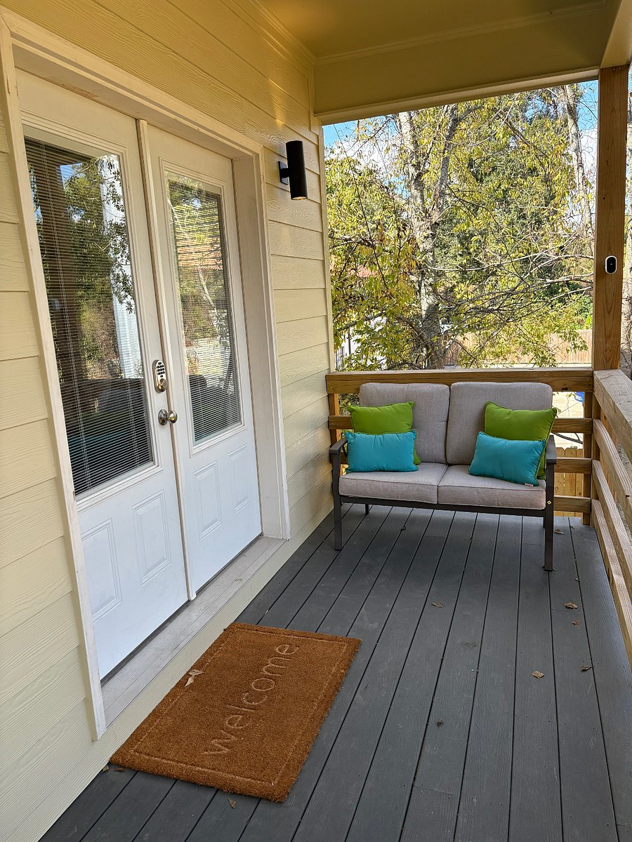 Entrance & balcony