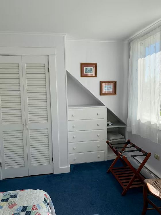 Built in bureau in single bedroom