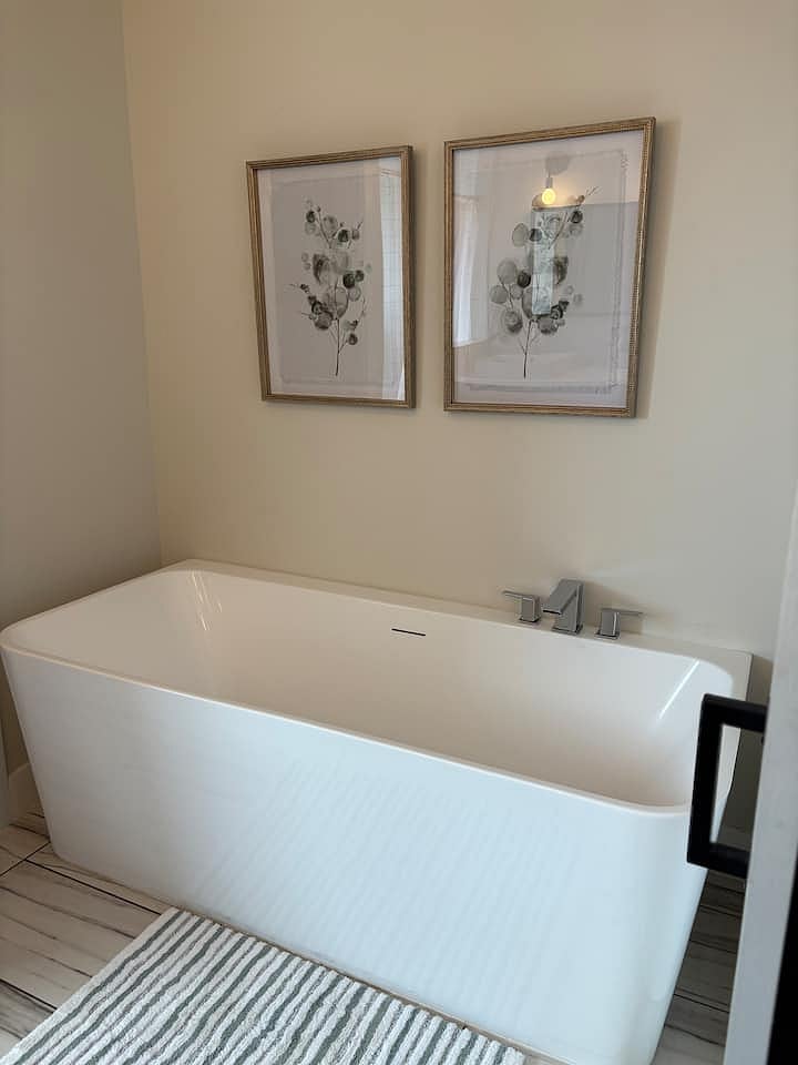 Stand alone tub