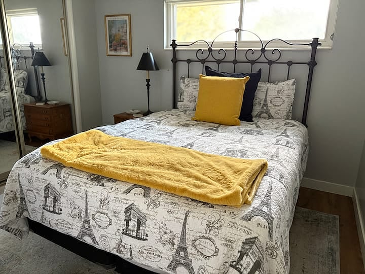 Second bedroom with Queen bed