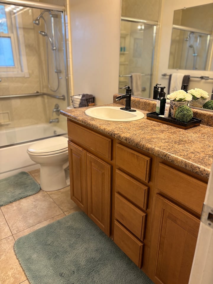 Hallway full bathroom with tub/shower combo