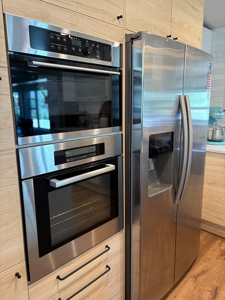 Two ovens (one wall and one standard)