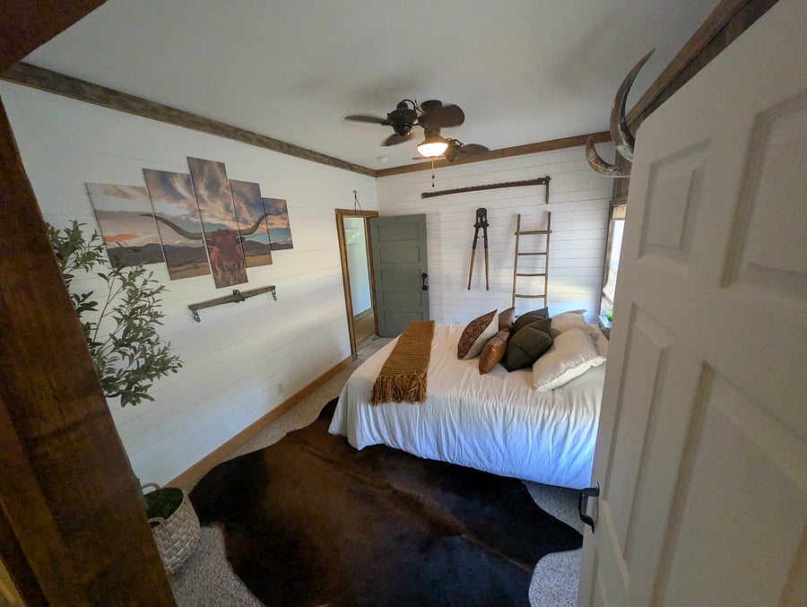 Looking from the closet into the rental room. Picture 3