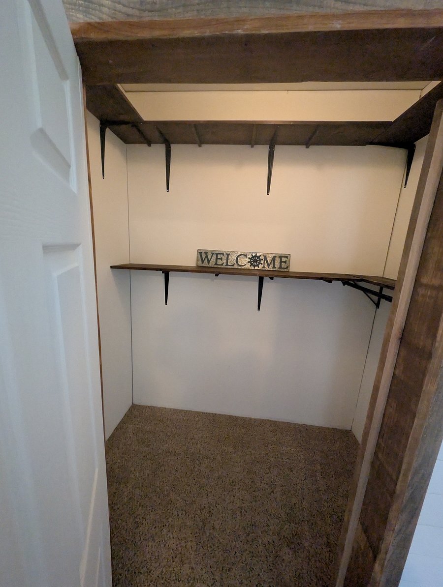 The rental room closet