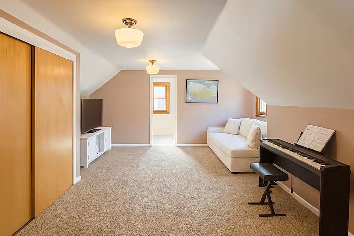 Upstairs bedroom/2nd living room