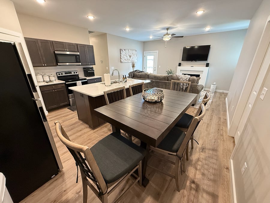 Beautiful dining table that seats 6  great for meals, working from home, or playing board games!