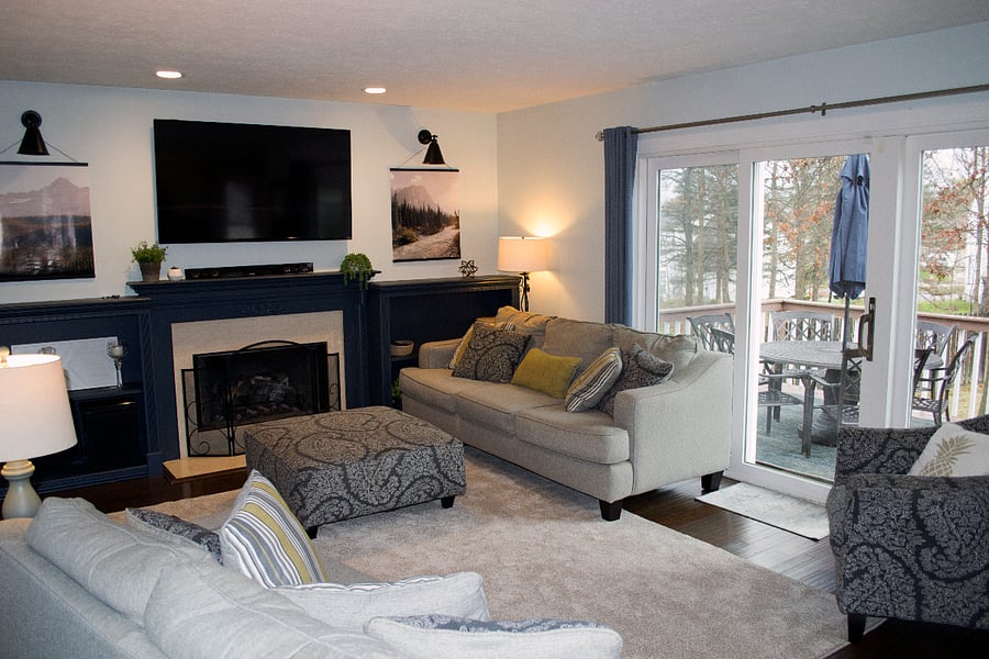 The family room offers seating six people, TV w/ Roku, and sliding door to the deck and backyard.